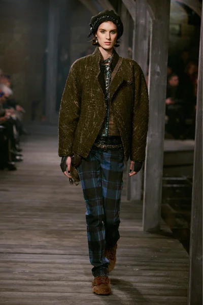 Look 18